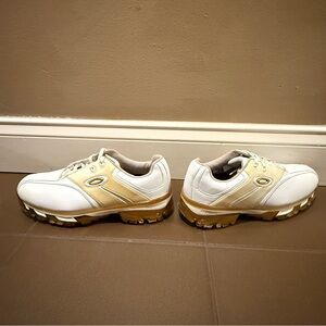 NEW Men’s Size 9 Oakley White and Gold Athletic Shoes